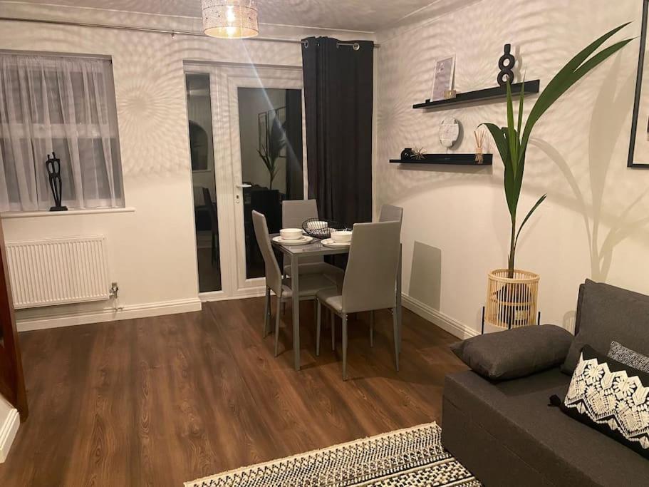 Acacia Villa 던스터블 외부 사진